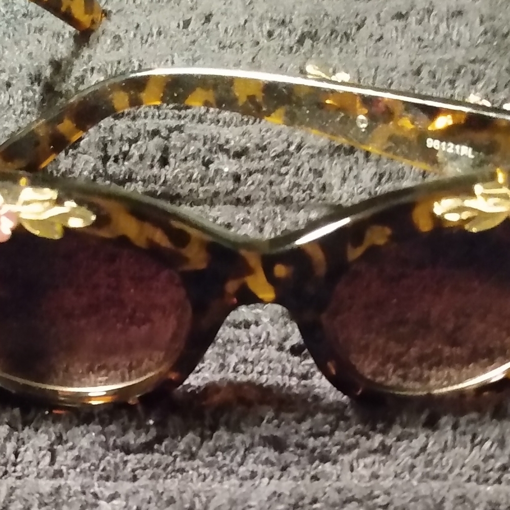 Sunglasses - Picture 2 of 6